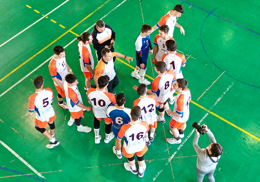 jugadors de futbol sala durant el descans